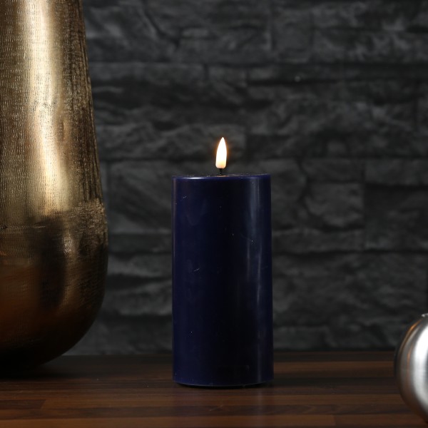 LED Stumpenkerze MIA - Echtwachs - realistische 3D Flamme - H: 15cm - D: 7,5cm - königsblau