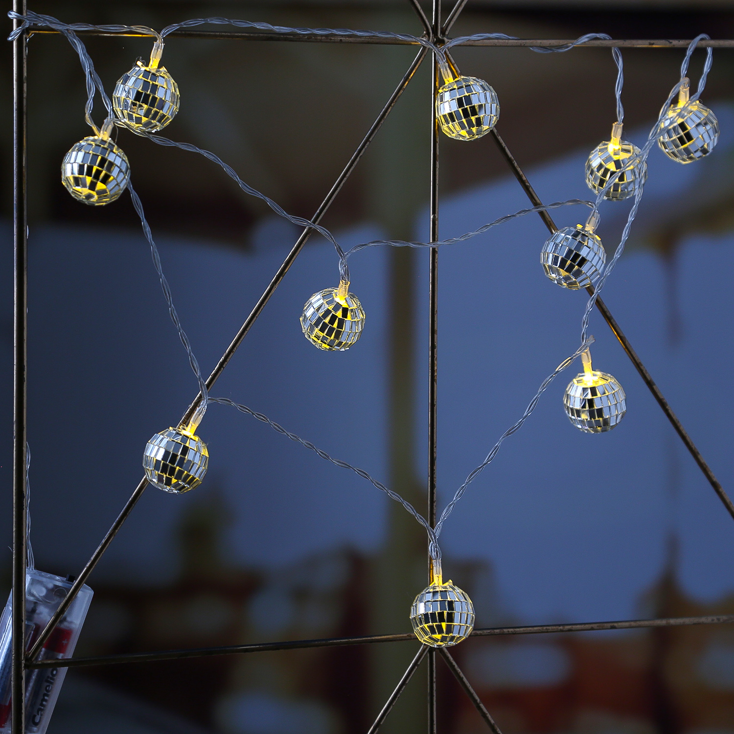 DINOWIN LED Discokugel Lichterkette 1,5 m 10 LEDs Discokugel Spiegelkugel  Lichterketten Batterie Deko für Weihnachten Party Garten Hochzeit  (Warmweiß) : : Beleuchtung