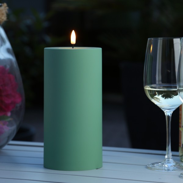 LED Stumpenkerze MIA - Kunststoff - realistische 3D Flamme - H: 20cm - D: 10cm - für Außen - grün