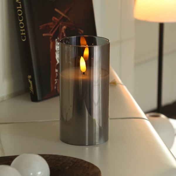 LED Kerze im Glas - Windlicht - Echtwachs - flackernde 3D Flamme - Timer - H: 15cm - rauchgrau
