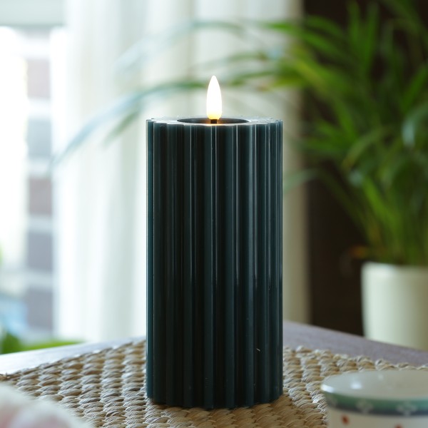 LED Kerze LIV - gerillt - Echtwachs - warmweiße 3D Flamme - H: 17,5cm - D: 7,5cm - Timer - blau