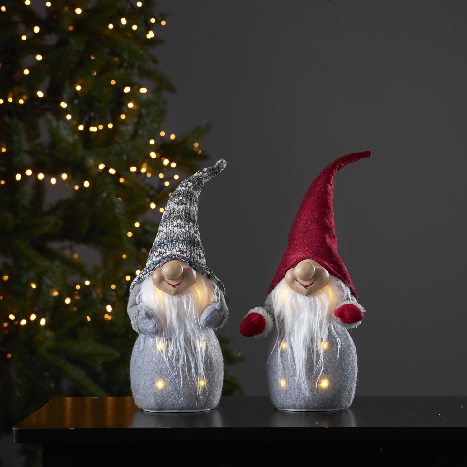 LED Stoff Wichtel mit Mütze - Weihnachtsmann - 6 warmweiße LED - H: 40cm -  Batterie - grau | Lichterketten Experte