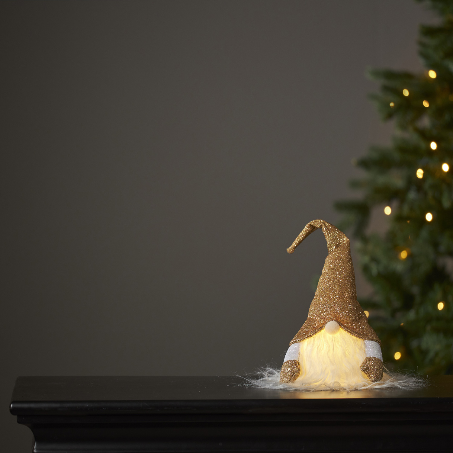 LED Stoff Wichtel mit Mütze - Weihnachtsmann - 1 warmweiße LED - H: 28cm -  inkl. Batterie - gold | Lichterketten Experte | Weihnachtsdörfer