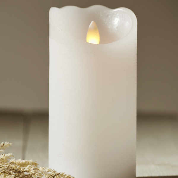 LED Kerze "Glow" - Echtwachs - warmweiße flackernde LED - Timer - H: 15cm, D: 7,5cm - weiß