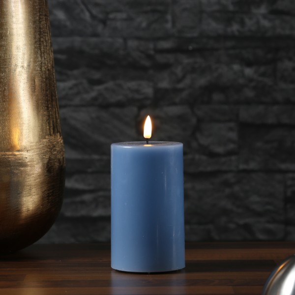 LED Stumpenkerze MIA - Echtwachs - realistische 3D Flamme - H: 12,5cm - D: 7,5cm - eisblau
