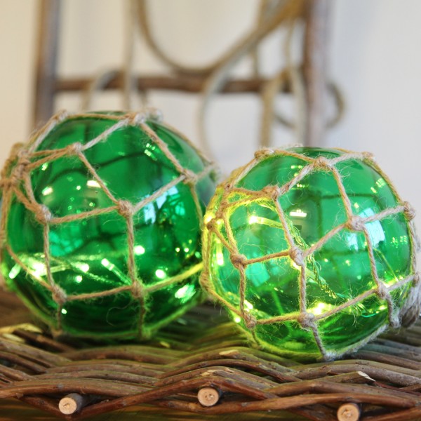 LED Glaskugel im Garnnetz - mit Juteseil - 8 warmweiße LED - hängend - D: 12cm - grün